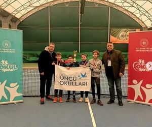 Gençlik ve Spor Bakanlığı'nın düzenlediği küçükler tenis il birinciliği yarışmasında 5. sınıf öğrencilerimizin başarıları