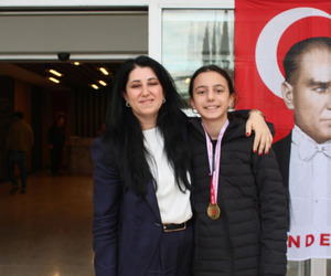 Aerodans kategorisinde öğrencimiz Kayla Şahin, takımıyla birlikte Türkiye ikincisi olmuştur.