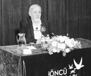 Tarihin engin ufkunu bizlere açan, ilmi zarafetle buluşturan kıymetli hocamız Prof. Dr. İlber Ortaylı’nın vefatını derin bir teessürle öğrenmiş bulunuyoruz.