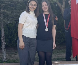 🎉 Okulumuz 7. sınıf öğrencilerinden Selin Mert, Okullar Arası Bursa İl Birinciliği Jimnastik Müsabakalarında Bursa 2.si olmuştur! 🤸‍♀️ 💐 Kendisini tebrik ediyor, başarılarının devamını diliyoruz! 👏�