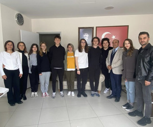 🎶 Bu yıl 14.’sü düzenlenen Nilüfer Liseli Gençler Müzik Yarışması’nda okulumuzu başarıyla temsil eden ve katıldığımız iki kategoride de finale kalan Rise Grubu üyeleri Bartu Yavuz, Gözde Fikir, Sarp Sa