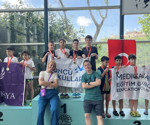 🏆 Nilüfer Uluslararası Spor Şenlikleri kapsamında düzenlenen Yüzme Yarışlarına 65 okul ve 670 sporcunun katılımıyla gerçekleşen büyük organizasyonda 3 takımla yer aldık ve 3 birincilik kupası kazandık!