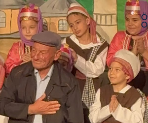 🎭 2. Sınıf Öğrencilerimiz Sahnede Devleşti! 📍 “Bursa Seyahatnamesi” adlı gösterimizde minik yıldızlarımız, bizleri şehrimizin tarih kokan sokaklarında unutulmaz bir yolculuğa çıkardı.